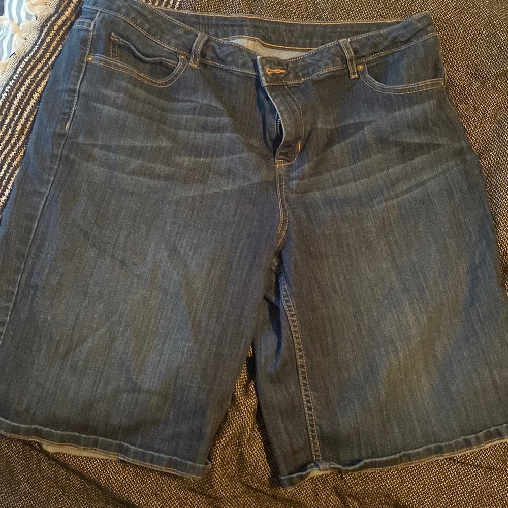 Vera wang jean shorts size 16